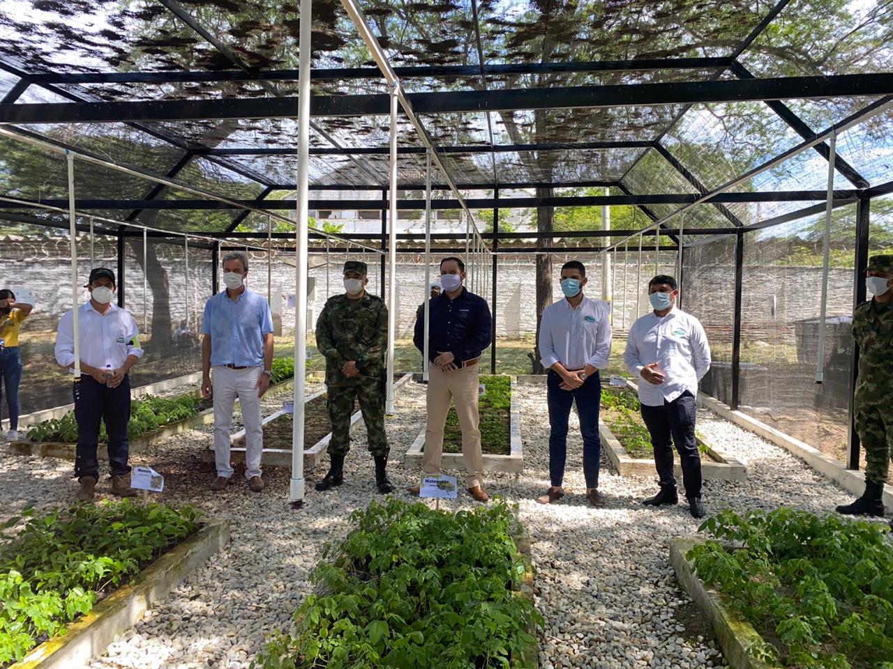 Vivero bioclimatico con grupo de personas director de Corpamag